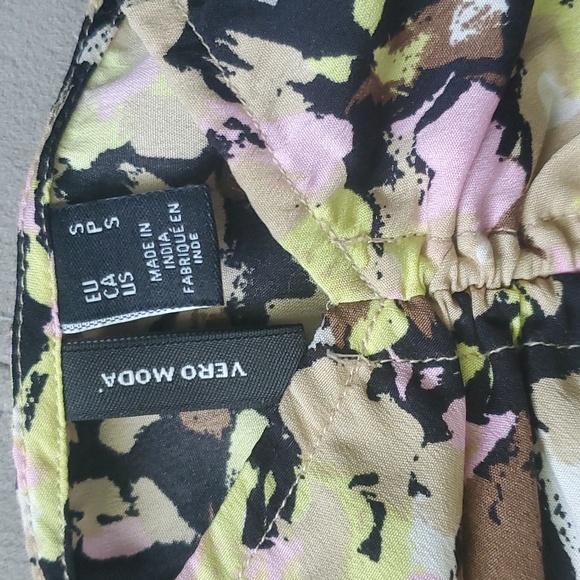 NWOT Vero Moda Pattern Crop Top - Picture 2 of 4